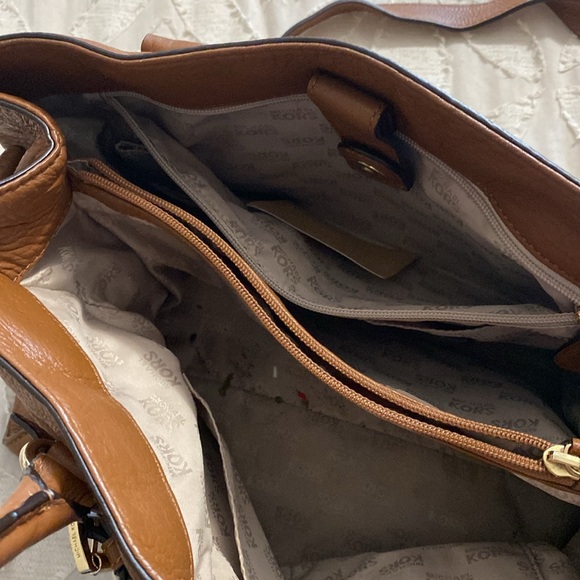 Michael Kors Leather Handle Bag, gold hardware, shoulder strap matching wallet! - Picture 3 of 6